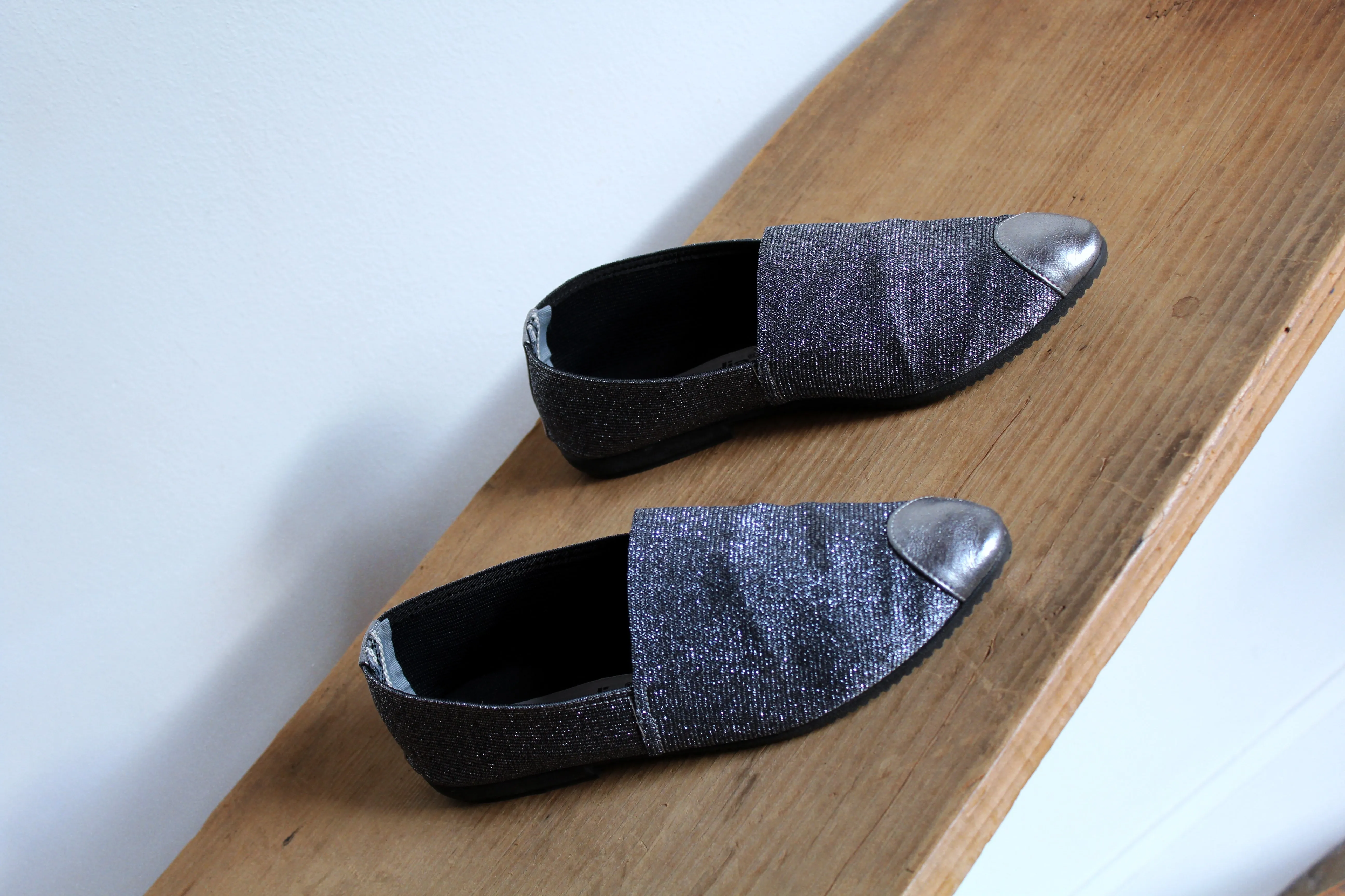 1980s Silver Lurex Soft Slip on Loafers w/silver metal toe - Size 8